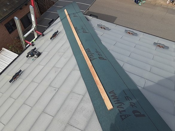 棟板金飛散で応急処置